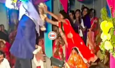 Bride Groom Video: शादी के मंडप में रस्म के बीच जयमाला लेकर दूल्हे पर कूद पड़ी दूसरी लड़की, लेकिन हुआ कुछ ऐसा, नज़ारा देख पेट पकड़कर हसेंगे आप...