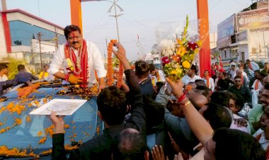 डिप्टी CM का ऐतिहासिक स्वागत VIDEO: विजय शर्मा शपथ ग्रहण के बाद पहली बार पहुंचे कवर्धा, रोड शो में उमड़ा जनसैलाब, लड्डुओं से तौलकर किया गया अभिनंदन, देखें वीडियो.....
