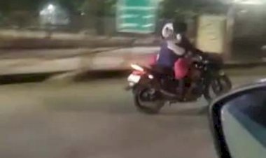 CG कपल का रोमांस VIDEO: चलती बाइक पर खुल्लम-खुल्ला प्यार,बॉयफ्रेंड रोमांटिक अंदाज में कर रहा था बाइक ड्राइव …आगे फिर जो हुआ…देखिए विडियो…