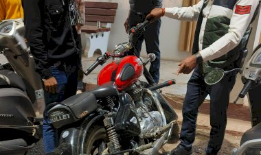 मॉडिफाई साइलेंसर लगाने वाले बुलेट वाहन चालकों के खिलाफ यातायात पुलिस की कार्यवाही 

विशेष अभियान चलाकार तीन दिनों में 27 मॉडिफाई साइलेंसर का उपयोग कर साइलेंसर द्वारा पटाखे फोड़ने एवं तेज रफ्तार से बुलेट वाहन चलाने वाले चालकों पर किया गया कार्यवाही