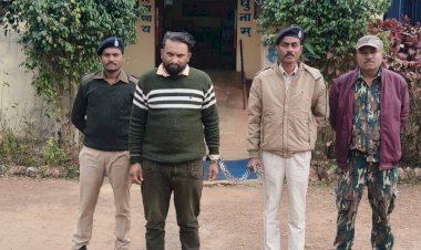 CG - दोनो सगे भाई ने अपनी पहचान छुपाकर एटीएम मशीन में कैश डालने क़ा काम नगरनार, बकावंड और जगदलपुर के एटीएम मे करते थे, दोनों भाइयों ने मिलकर योजना बनाकर 24,08600/- की चोरी की वारदात को अंजाम, 10 वर्षो से फरार चोरी क़ा आरोपी बकावंड पुलिस के चढ़ा हत्थे...