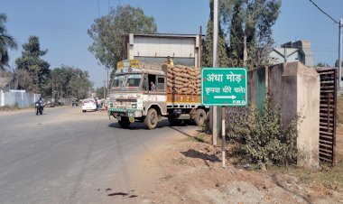CG - Accident Breaking : दोपहर लगभग 12 बजे इस मार्ग पर एयरपोर्ट से बोधघाट थाना के तरफ़ आ रही ट्रक ने अंधा मोड़ के पास ही एक पैदल भिखारी को ठोकर मारी, सड़क दुर्घटना में घयाल भिखारी की शिवसेना के जिलाध्यक्ष ने की मदद...