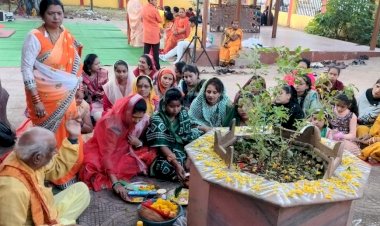 तुलसी पूजन दिवस के अवसर पर शहर के दलपत सागर स्थित राम मंदिर में सक्षम (सनातन क्षेत्रीय मंच) आद्यनारायणी ने सुंदरकांड का पाठ किया, सरगीपाल में महिलाओं को बांटी साड़ी...