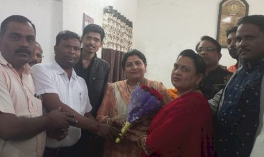 पचपेड़ी व्यापारी संघ के अध्यक्ष सुरेश खटकर की अगुवाई में तहसीलदार पचपेड़ी माया अंचल को पुष्प गुच्छ भेंट कर किया गया स्वागत पढ़े पूरी खबर