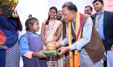 CG - बच्ची ने सीएम विष्णुदेव साय का जीता दिल, जानिए मासूम बच्ची ने ऐसा क्या कहा की मुख्यमंत्री खुश होकर बोले शाबाश बेटा....