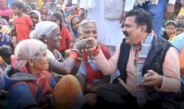 CG Politics : अलग अंदाज में दिखें छत्तीसगढ़ के डिप्टी सीएम विजय शर्मा, कुर्सी छोड़ अचानक मंच से उतरे, बैठ गए जमीन पर, फिर जो हुआ...देखे वीडियो…
