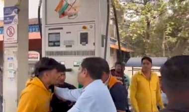 CG वायरल VIDEO : पेट्रोल के लिए ढिशूम- ढिशूम ,कर्मचारी और ग्राहक के बीच मारपीट का वीडियो हुआ वायरल....देखिये वीडियो