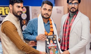 कई बड़े शायरों और कवियों ने अपनी रचनाओं से लोगों को मंत्रमुग्ध कर दिया ! युवा लेखक प्रियेश सिंह को प्रसिद्ध शायर मिर्ज़ा ग़ालिब की जयंती के अवसर पर पटना के खादी मॉल में सम्मानित किया गया...