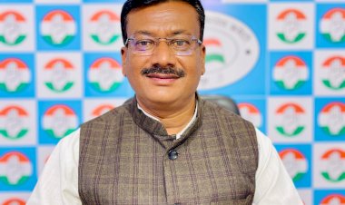 CG - मोदी सरकार पेट्रोल डीजल में मनमाना एक्साइज ड्यूटी लगाकर ! प्रदेश कांग्रेस कमेटी के वरिष्ठ प्रवक्ता धनंजय सिंह ठाकुर ने कहा है कि मोदी सरकार की स्पष्ट नीति पेट्रोल डीजल में मुनाफाखोरी करो और जनता पर महंगाई लादो, जनता के जेब से 35 लाख करोड़ निकाल चुकी है और अब भी निचोड़ रही है, अंतरराष्ट्रीय बाजार में क्रूड ऑयल के दाम में 20 प्रतिशत गिरावट लेकिन राष्ट्रीय बाजार में पेट्रोल डीजल के दाम में कोई फर्क नहीं...