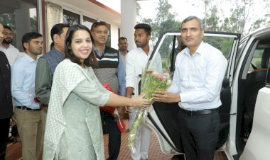 CG:बेमेतरा जिले के नवपदस्थ कलेक्टर श्री रणबीर शर्मा ने किया पदभार ग्रहण...11 वें कलेक्टर के तौर पर रणबीर शर्मा ने किया पदभार ग्रहण...बेमेतरा SDM सुरूचि सिंह IAS ने नवपदस्थ कलेक्टर श्री शर्मा को गुलदस्ता भेंटकर स्वागत किये