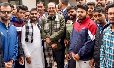 MP - पूर्व मुख्यमंत्री व उपमुख्यमंत्री से युवा नेता निखिल (पंडा) ने युवाओं के साथ की सौजन्य भेंट...