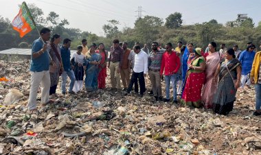 CG - महापौर सफीरा साहू  के ख़िलाफ़  हल्ला बोला है ! लीगेसी वेस्ट मैनेजमेंट डम्पिंग यार्ड में अनियमितता के नाम पर हो रहे, काम पर भ्रष्टाचार की सूचना मिल रही थी ! लिगेसी वेस्ट मैनेजमेंट के नाम पर निगम में भारी भ्रष्टाचार का संजय पाण्डेय ने किया उजागर...