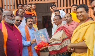 उपमुख्यमंत्री एवं गृह मंत्री विजय शर्मा ने दंतेवाड़ा में मां दंतेश्वरी की दंडवत प्रणाम कर पूजा-अर्चना की 

उपमुख्यमंत्री ने छत्तीसगढ़ की सुख, समृद्धि, खुशहाली और शांति की कामना की