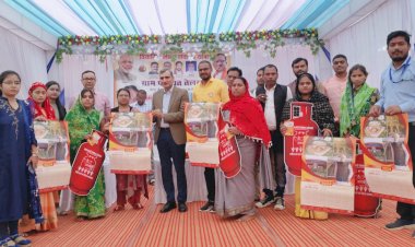 CG:नवपदस्थ कलेक्टर  रणबीर शर्मा पहुँचे ग्राम तेलगा ... विकसित भारत संकल्प यात्रा कार्यक्रम मे हुये शामिल...योजनाओं के लाभार्थियों ने 'मेरी कहानी मेरी जुबानी के तहत अपने अनुभव साझा किए...जिलाधीश ने सरकार की योजनाओं के बारे मे बताया तथा पात्र लोगों को सामग्री भी भेंट की