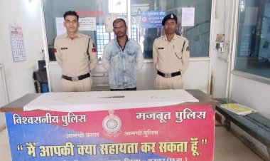 CG - एक युवक के द्वारा संजय मार्केट में धारदार चाकु लेकर लोगो को डराने धमकानेे का मामला सामने आया है, युवक कोतवाली पुलिस के गिरफ्त में... आखिरकार युवक ने ऐसी हरकत क्यों किया ?... देखें पूरी खबर...