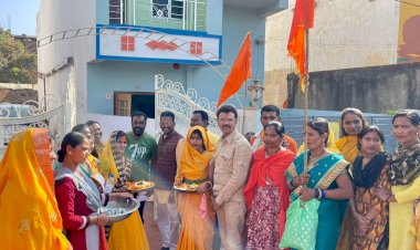 CG - अयोध्या में 22 जनवरी 2024 के शुभ दिन प्रभु राम के बाल रूप भव्य प्रतिमा को नवीन निर्माणाधीन मंदिर के गर्भगृह में विराजित होंगे ! डॉक्टर श्यामा प्रसाद मुखर्जी वार्ड के रामभक्त विगत दो दिनों से गाजे बाजे और नारों के साथ घूम घूम कर प्रत्येक घरों में अक्षत, राम जन्मभूमि निर्माणाधीन मंदिर , अयोध्या की फ़ोटो के साथ उनके प्राण प्रतिष्ठा के संबंध में जानकारी दे रहे हैं...