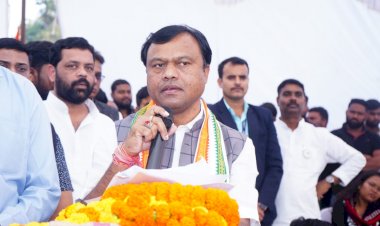 CG - PCC अध्यक्ष दीपक बैज ने कहा कि भाजपा की सरकार बनी हसदेव अरण्य क्षेत्र में वनों की अंधाधुंध कटाई शुरू, 50 हजार से अधिक पेड़ काटे और तीन लाख पेड़ कटेंगे, CM विष्णु देव साय अपनी सरकार के पाप को छुपाने के लिये कहते है हसदेव में कटाई के आदेश पूर्ववर्ती कांग्रेस सरकार ने दिये थे जबकि हकीकत यह है कि यहां पर कटाई के लिये आदेश और पर्यावरण स्वीकृत केंद्र की मोदी सरकार ने दिया था...