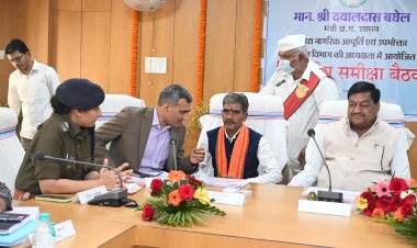 CG:केबिनेट मंत्री श्री दयालदास बघेल ने ली जिला अधिकारियों की समीक्षा बैठक...जिले में चल रहे काम-काज व विकास गतिविधियों की समीक्षा की..जिले के सभी धान खरीदी केंद्रो मे 10 फरवरी तक धान का उठाव हो जाना चाहिए - बघेल*