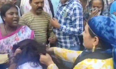 CG - पति-पत्नी और वो के बीच मारपीट : महिला ने पति की गर्लफ्रेंड को जमकर पीटा, बीच सड़क पर हुआ हाईवोल्टेज ड्रामा, लगा लंबा जाम, छुड़ाने बुलानी पड़ी पुलिस....