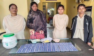 CG - नशीली दवाई  कैप्सूल का तस्करी ! महिला का नाम सेविका नेताम है और कुम्हार पारा जगदलपुर की रहने वाली निवासी है, माड़िया चौक कुम्हार पारा सुलभ के पास एक आरोपी के पास से कुल नशीली दवाई कैप्सूल 554 नग प्रत्येक किमती 4,986/- रूपये, नगदी रकम 4,500/- रूपये किया बरामद, ये मामला थाना बोधघाट, जगदलपुर का है, महिला आरोपी को थाना बोधघाट पुलिस ने किया गिरफ्तार...