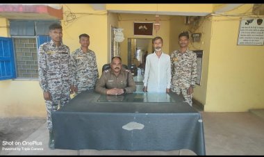 CG - जगदलपुर क्षेत्र से बड़ी खबर सामने निकल कर आ रही है ! आपको बता दें कि संतोषी वार्ड में अपने साथियों के साथ मिलकर जुआ खेलते पाए जाने से मौके में गिरफ्तार, जिला बदर बदमाश के द्वारा शासन के आदेश का अवहेलना करने वाले आरोपी पर बस्तर पुलिस की कार्यवाही...