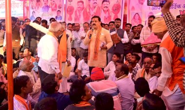 मुख्यमंत्री श्री विष्णुदेव साय के नेतृत्व में मोदी की गारन्टी को किया जा रहा पूरा-उपमुख्यमंत्री श्री विजय शर्मा

प्रदेश के 18 लाख परिवारों को मिली प्रधानमंत्री आवास का स्वीकृति

उपमुख्यमंत्री ग्राम खड़ौदाखुर्द और रबेली में आयोजित जनसंपर्क कार्यक्रम में हुए शामिल, राज्य सरकार की जनकल्याणकारी योजनाओं के बारे में दी जानकारी 

ग्रामवासियों ने उपमुख्यमंत्री का किया आत्मीय स्वागत