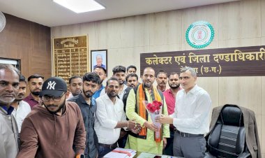 CG:सर्व हिन्दू सनातन संगठन के राष्ट्रीय अध्यक्ष योगेश तिवारी ने नव पदस्थ कलेक्टर रणबीर शर्मा का स्वागत किये ...विभिन्न मुद्दों पर चर्चा किये .. कलेक्टर श्री  शर्मा ने भरोसा दिलाया कि सभी कार्य  समय अवधि में ही पुरा किया जायेगा