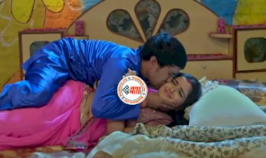 Bhojpuri: आम्रपाली और निरहुआ ने खटिया पर खूब किया रोमांस- देखें वीडियो...