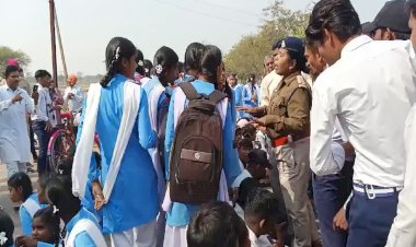 CG - स्कूली बच्चों ने फिर खोला मोर्चा, बड़ी संख्या में सड़कों पर उतर कर किया चक्का जाम, जानिए क्या है पूरा मामला ....