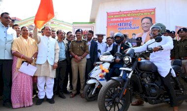 Raipur news : मुख्यमंत्री विष्णुदेव साय ने हेलमेट जागरूकता रैली और अंजोर रथ को बगिया निवास से किया रवाना