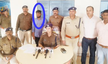 CG:बेमेतरा पुलिस को मिली बहुत बड़ी सफलता..बेरला नगर के जैन व्यापारी के whatsapp को  हैक करके धोखाधड़ी करने वाले आरोपी को करीब 1माहके अंदर किये गिरफ्तार ..जिले के लिए सबसे बड़ी सफलता.. आरोपी युवक मोहम्मद इमरान को जमशेदपुर से गिरफ्तार किए..बेमेतरा पुलिस की ऑनलाइन ठगी करने वाले पर कार्यवाही