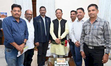 CG - मुख्यमंत्री  विष्णु देव साय से पत्रकार संघ ने सौजन्य मुलाकात की : 26 जनवरी CM को पत्रकार भवन आने का दिया आमंत्रण, पत्रकार संघ के पदाधिकारियों ने CM से आवासीय कॉलोनी आवंटन सहित अन्य विषयों पर विस्तार से चर्चा की...