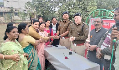 CG - महिला एवं बच्चों की सुरक्षा पर विशेष ध्यान : थाना कोतवाली क्षेत्र के नेहरू नगर कॉलोनी में राजनांदगांव पुलिस ने लगाया जनचौपाल, सी0सी0टी0वी0 कैमरा, सायबर अपराध, अभिव्यक्ति एप के संबंध में किया गया जागरूक...