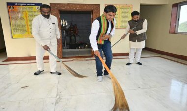 CG - मंत्री टंकराम वर्मा ने भगवान जगन्नाथ और हनुमान मंदिर में लगाई झाड़ू, लोगों दिया ये संदेश.....