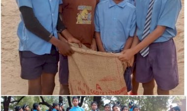 CG - गांव के स्कुल के बच्चों की एक टोली गली गली घुमकर बोरी और झोला लेकर छेर छेरा मांगने लगे : ग्राम हरवेल में धुमधाम के साथ मनाया गया छेरछेरा पर्व, गाजे-बाजे के साथ बच्चों की टोली घर-घर पहुंचकर छेर छेरा गीत गाया...