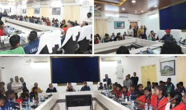 CG – हॉस्टल वार्डन और स्कूल प्राचार्य के खिलाफ छात्रों ने बोला हल्ला : पैदल चलकर कलेक्ट्रेट पहुंचे स्टूडेंट्स, कलेक्टर ने तत्काल की ये बड़ी कार्रवाई....