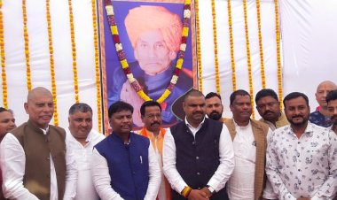 CG - स्वर्गीय कुमार लक्ष्मी नारायण देव को श्रद्धांजलि देने पहुंचे वन  मंत्री केदार कश्यप, महिला एवं बाल विकास मंत्री लक्ष्मी रजवाड़े ,सासंद एवं विधायक भी शामिल रहे...