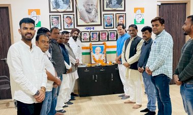 CG - रायपुर के राजीव भवन में : महात्मा गांधी की पुण्यतिथि पर उनके छायाचित्र मे कांग्रेसजनों ने माल्यार्पण, पुष्पाजंलि अर्पित कर पुण्य स्मरण कर श्रद्धांजली दी...