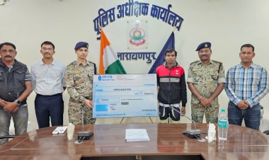 CG - नक्सली ने किया आत्मसमपर्ण : बताया जा रहा है कि छ0ग0 शासन के ‘‘नक्सल उन्मूलन नीति’’ से प्रभावित होकर एक सक्रिय माओवदी के द्वारा किया गया आत्मसमर्पण, 05 लाख रूपये का था ईनामी नक्सली, माओवादी संगठन में था डॉक्टर टीम का कमाण्डर...