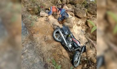 CG Accident ब्रेकिंग : तेज रफ्तार बाइक अनियंत्रित होकर खाई में गिरी, दो सवारों की मौके पर हुई मौत, तीसरे की हालत गंभीर.....