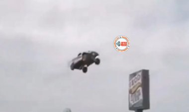 Car Stunt Viral News : शख्स ने हवे में उदा दिया कार, फिर जो नज़ारा दिखा, रोंगटे खड़े हो जायेंगे आपके- देखे वीडियो...