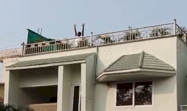 CG - इनकम टैक्स के छापे के बिच बेफिकर दिखे पूर्व मंत्री अमरजीत भगत : IT अफसर घर खंगालने में व्यस्त, मंत्री जी योगासन में मस्त, देखिए पूर्व मंत्री की बेफिक्री की तस्वीरें.....