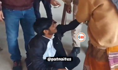 Cheating Viral Video: मुट्ठी में पर्ची छिपाकर नकल कर रहा था शख्स, तभी हुआ कुछ ऐसा, पड़ गये लेने के देने, देखें विडियो...