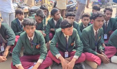 CG Students Strike : स्कूली छात्र बने प्रदर्शनकारी, पढ़ाई छोड़कर सड़क पर उतरे एकलव्य आदर्श विद्यालय के सैकड़ों छात्र, इन मांगो को लेकर खोला मोर्चा.....