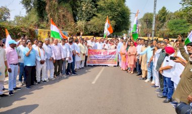 CG - प्रदेश भर में कांग्रेस ने आयकर दफ्तरों के सामने किया विरोध प्रदर्शन...