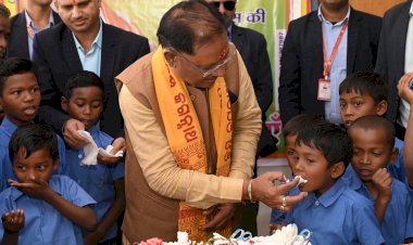 CM साय का न्योता भोज: अपनी थाली की मिठाई बाजू में बैठे बच्चों को दे दी... बच्चों के साथ केक काटकर मनाया जन्मदिन... देखें तस्वीरें.....