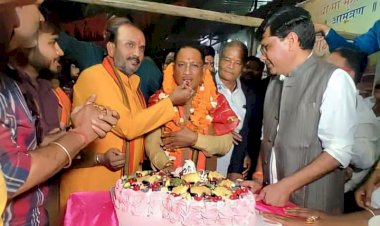 CG:मुख्यमंत्री नेतृत्व में प्रदेश विकास की ओर अग्रसर कर रहा है: योगेश तिवारी .....योगेश तिवारी व समर्थको ने मुख्यमंत्री का मनाया जन्मदिन, अस्पताल में मरीजों को बांटे फल