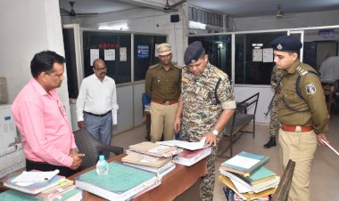 CG - पुलिस अधीक्षक शलभ सिन्हा (आईपीएस) द्वारा किया गया थाना कोतवाली का निरीक्षण, थाना में उपस्थित बल से जाना स्वास्थ्य व हालचाल, थाना स्टाफ को निर्बाध रुप से सप्ताहिक अवकाश देने के संबंध में दिया गया निर्देश...