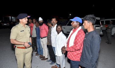 CG - बस्तर पुलिस ने थानो मे हाजिर किया गुंडा बदमाशों को अपराध ना करने की दी चेतावनी, नहीं सुधरे तो फिर जानी पड़ेगी जेल...