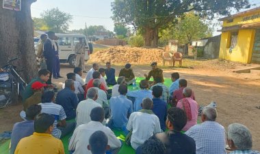 जनचौपाल में दिखी सादगी,दर्री सी.एस.पी प्रशिक्षु (आईपीएस) रविन्द्र मीणा सहित निरीक्षक धर्मनारायण तिवारी ने जमीन में बैठकर किया संवाद,सदस्यों से हुये रुबरु,सार्वजनिक स्थानों में लगाएं गये पंपलेट,ग्रामीणों को इस संदर्भ मे किया जागरूक,लगाएं गये  पढ़े पूरी ख़बर......